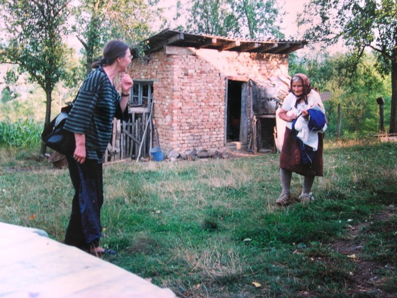 077 Mira Miocinovic u poseti Misinoj majci Kosari u Srednjoj Dobrini, 1995.